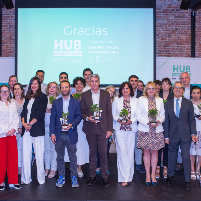 Foto de familia de los premiados en el evento de reconocimientos del Hub Empleo Verde.