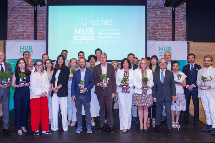 Foto de familia de los premiados en el evento de reconocimientos del Hub Empleo Verde.