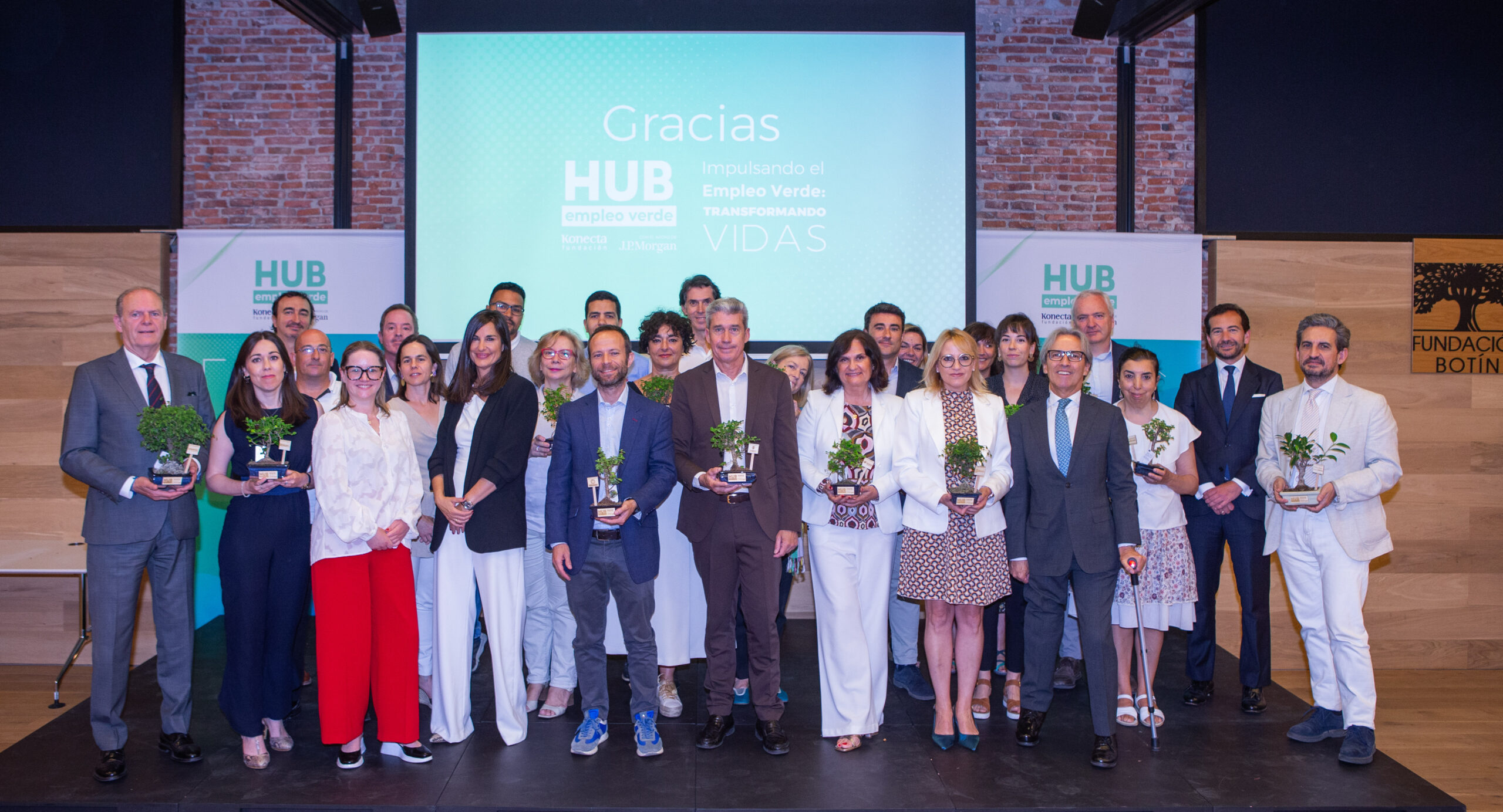 Foto de familia de los premiados en el evento de reconocimientos del Hub Empleo Verde.