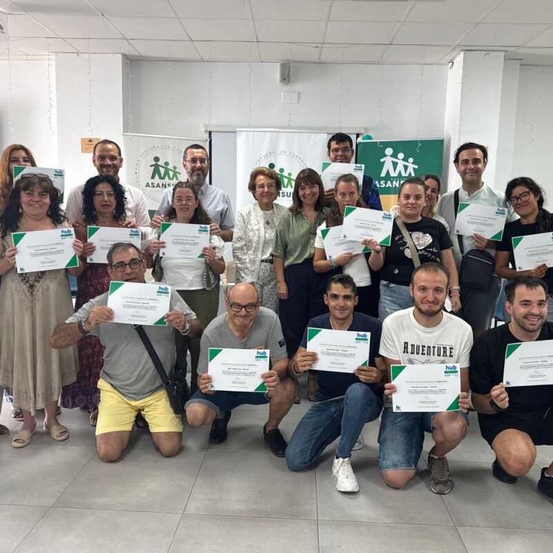 entrega de los diplomas a los 15 alumnos con discapacida