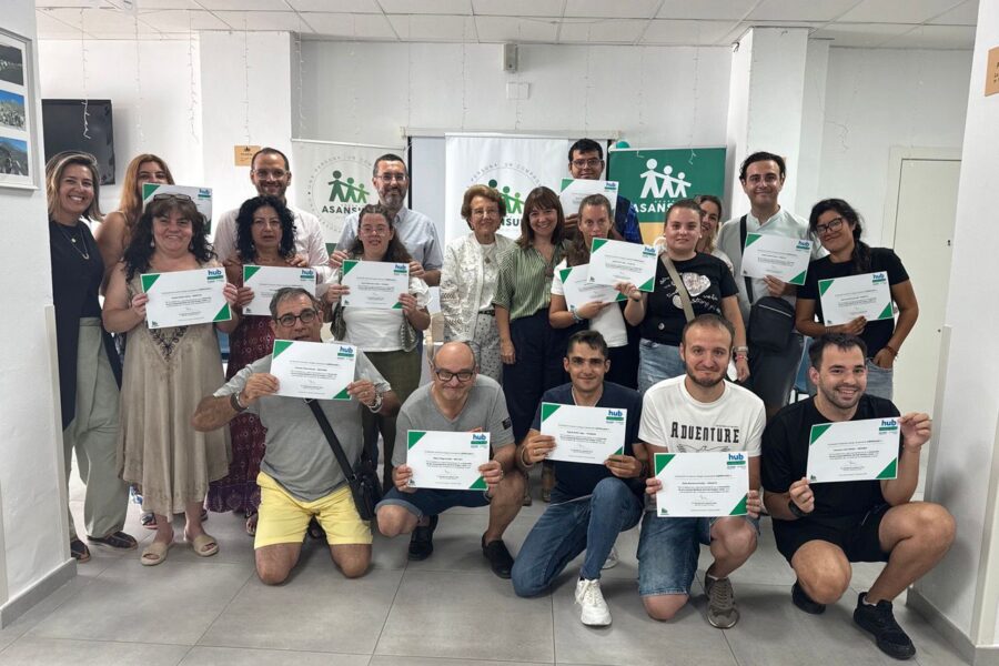 entrega de los diplomas a los 15 alumnos con discapacida