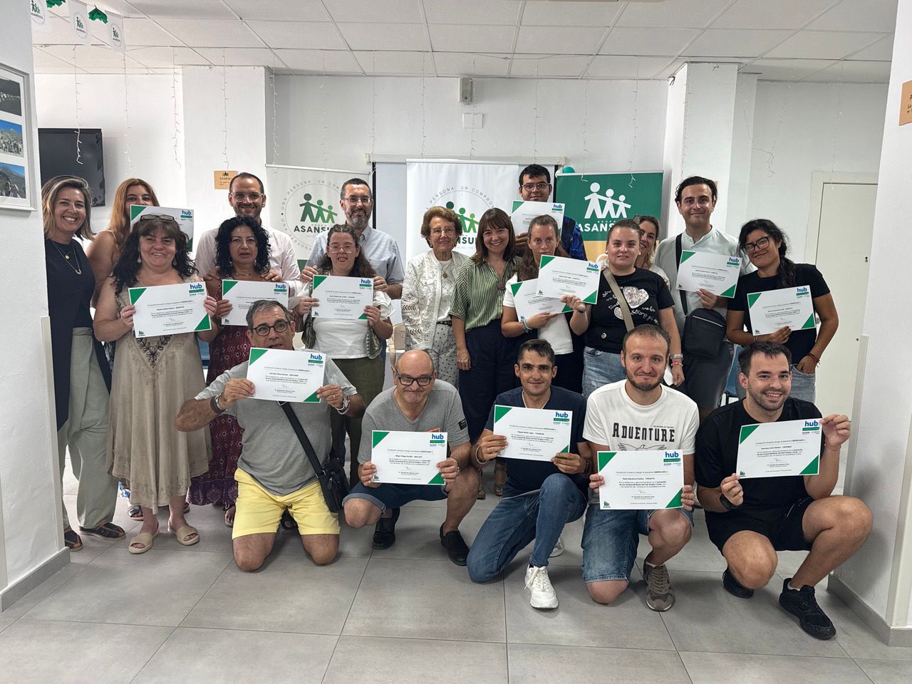 entrega de los diplomas a los 15 alumnos con discapacida